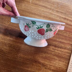 Vintage 1983 Teleflora White Enamel Strawberry Colander Strainer Footed Handles